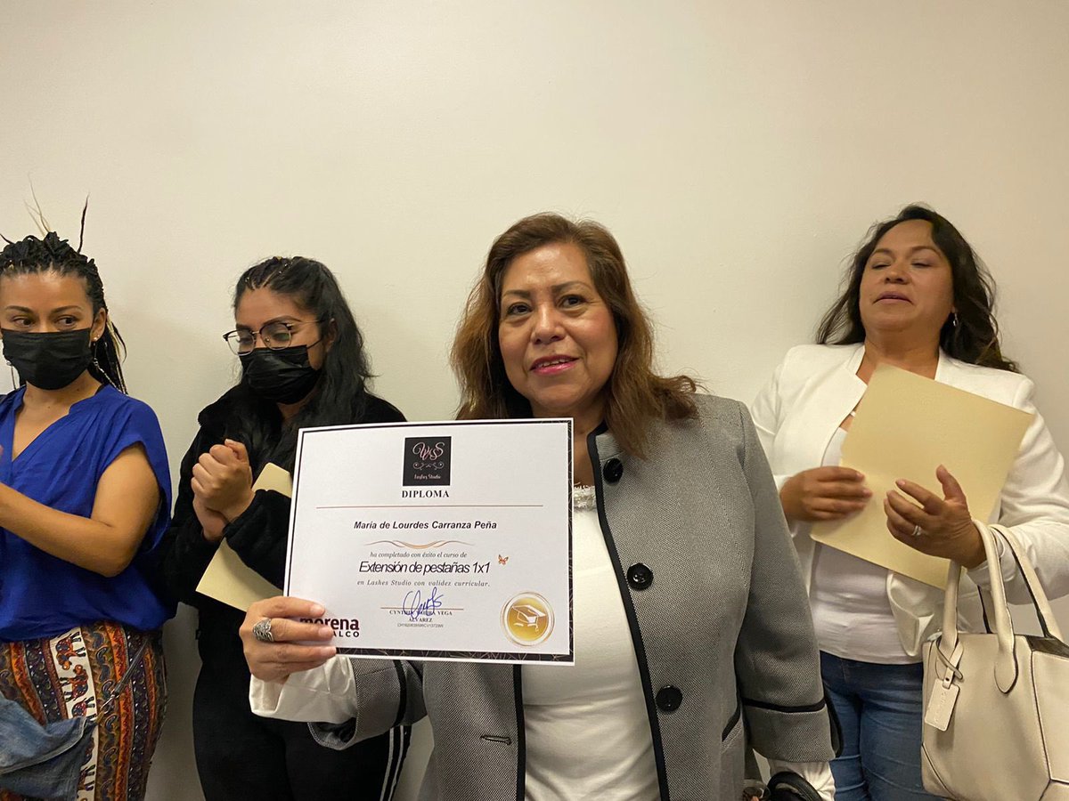 DarwinEslava's tweet photo. Junto a @JessyVegaAlvarz entregamos los diplomas del primer curso para mujeres emprendedoras, seguiremos apoyando a las coacalquenses que deseen superarse. 
Ya vienen inscripciones para nuevos talleres que serán para ellas y también para ellos. 
Estén atentos a nuestras redes. https://t.co/2iZsonkAJ4