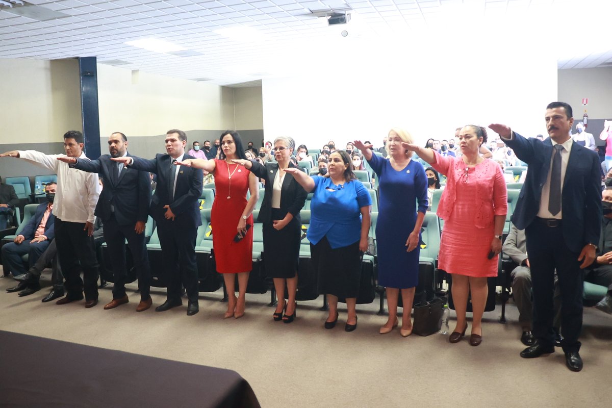 UAN_Oficial's tweet photo. La Dra. Norma Liliana Galván Meza tomó protesta a los secretarios que la acompañarán durante su administración:

Mtra. Margarete Moeller Porras
Secretaría General

Dr. Víctor Javier Torres Covarrubias
Secretaría de Finanzas https://t.co/AE8mzNEeqY