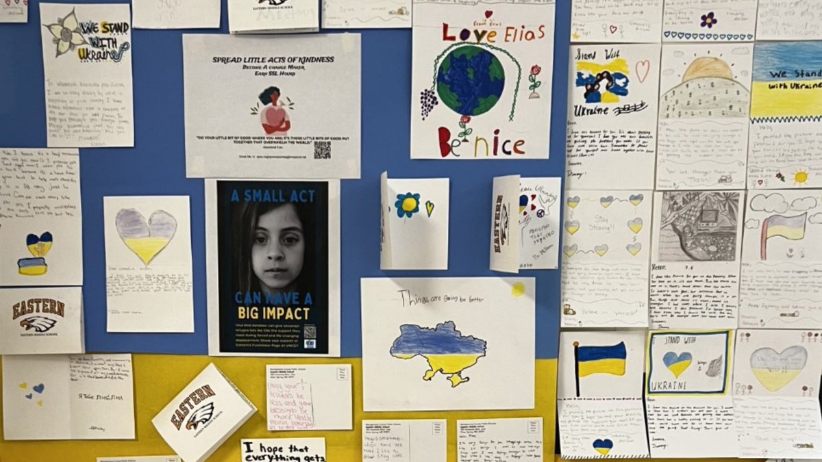 UNICEFUSA's tweet image. As part of a school-wide #ProjectKindness, students at Eastern Middle School of @MCPS are showing support for kids in Ukraine with #PostcardsOfPeace and fundraising. Messages like “stay strong” decorate cards to be sent to #Ukraine and surrounding refugee-hosting nations.
