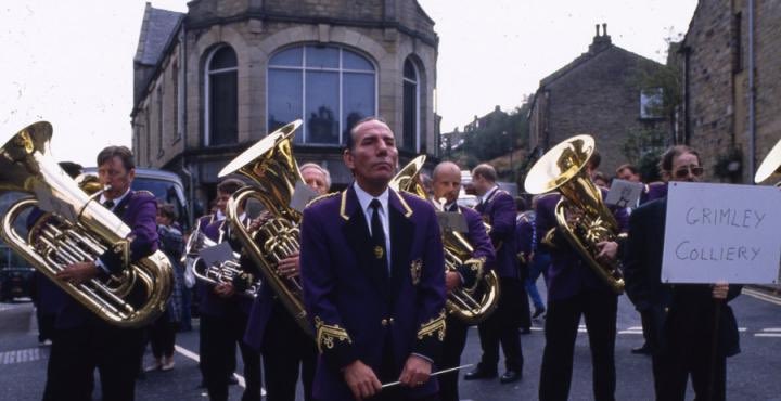 On the eve of #WhitFriday, here’s the best snippet of the best #WhitFriday-related film 🎺🎼🥁 #BrassedOff @DelphBand @GrimethorpeBand @DiggleContest @Denshawcontest @PaulMarchant11 youtu.be/zo8hIc7DpuE