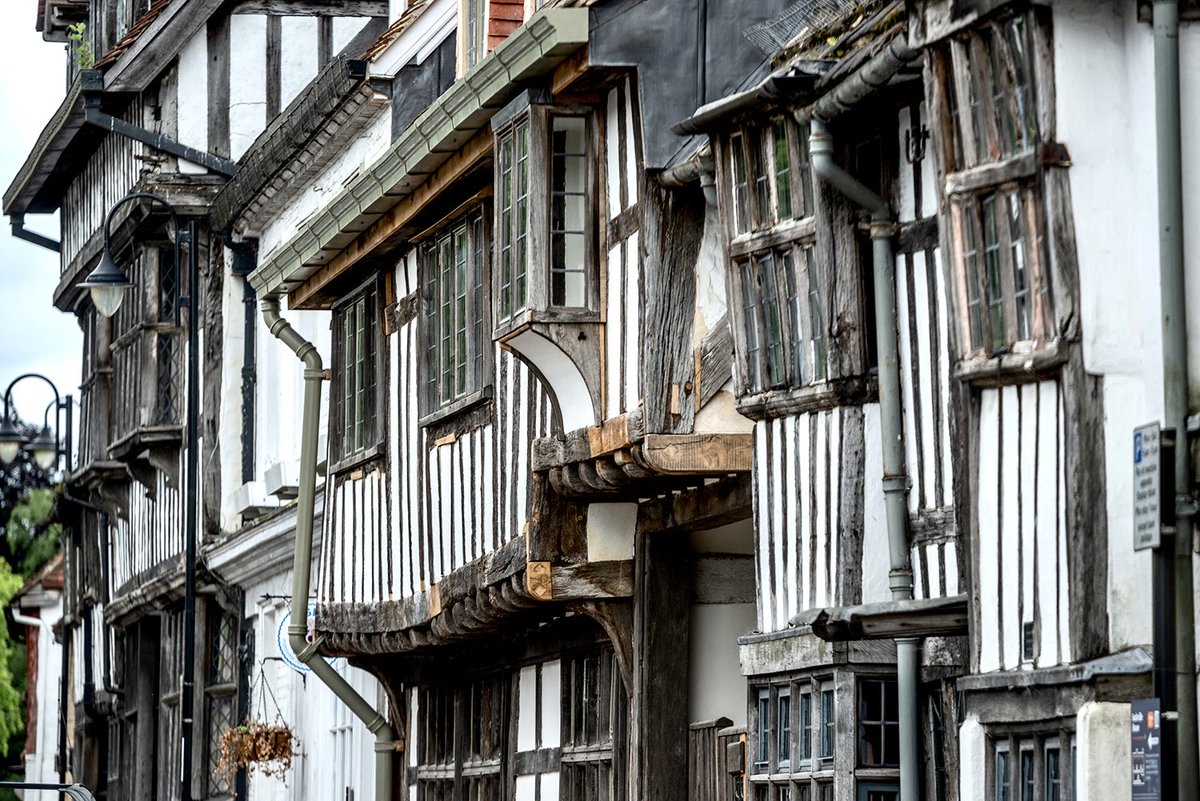 East Grinstead #sussexlife #nikon #timberframes #wealdenhouse #14thcentury #peoplestilllivehere #highstreet #medieval #streetphotography #architecture #builttolast
