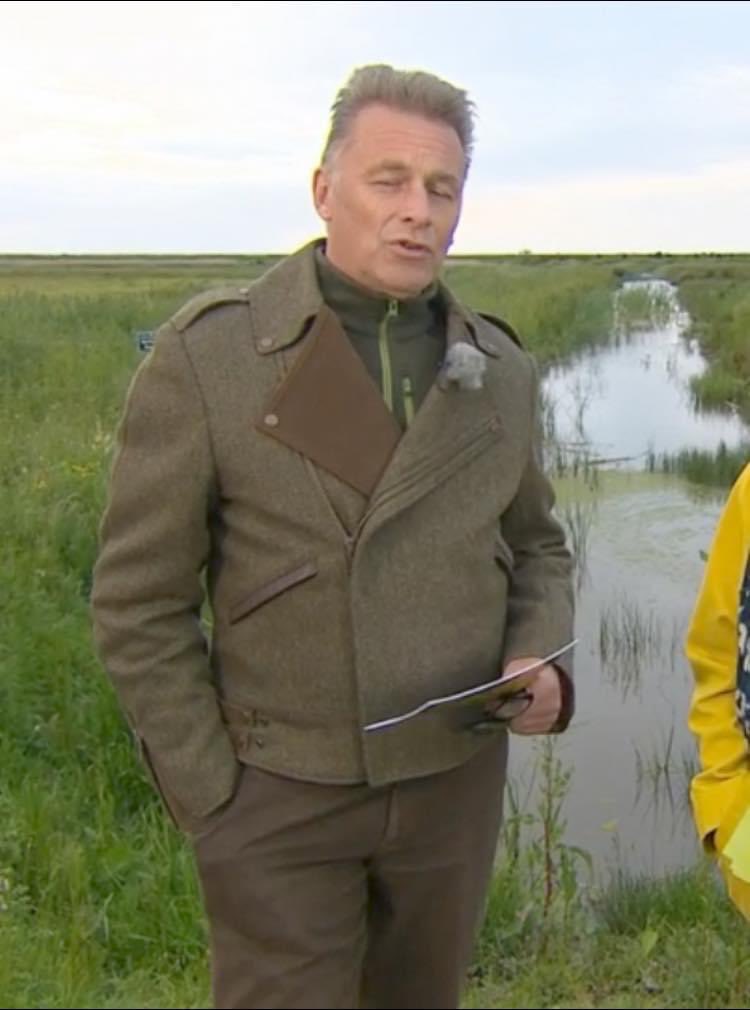 EmmaGadget's tweet photo. @ChrisGPackham Hi Chris hope you are having a good day. A friend of mine saw you in a jacket and absolutely loved it and I said I would try and find out where you got it from. Hope you don’t mind. You have good taste☺️ #cooljacket #thanks https://t.co/EkuEqOiIpz