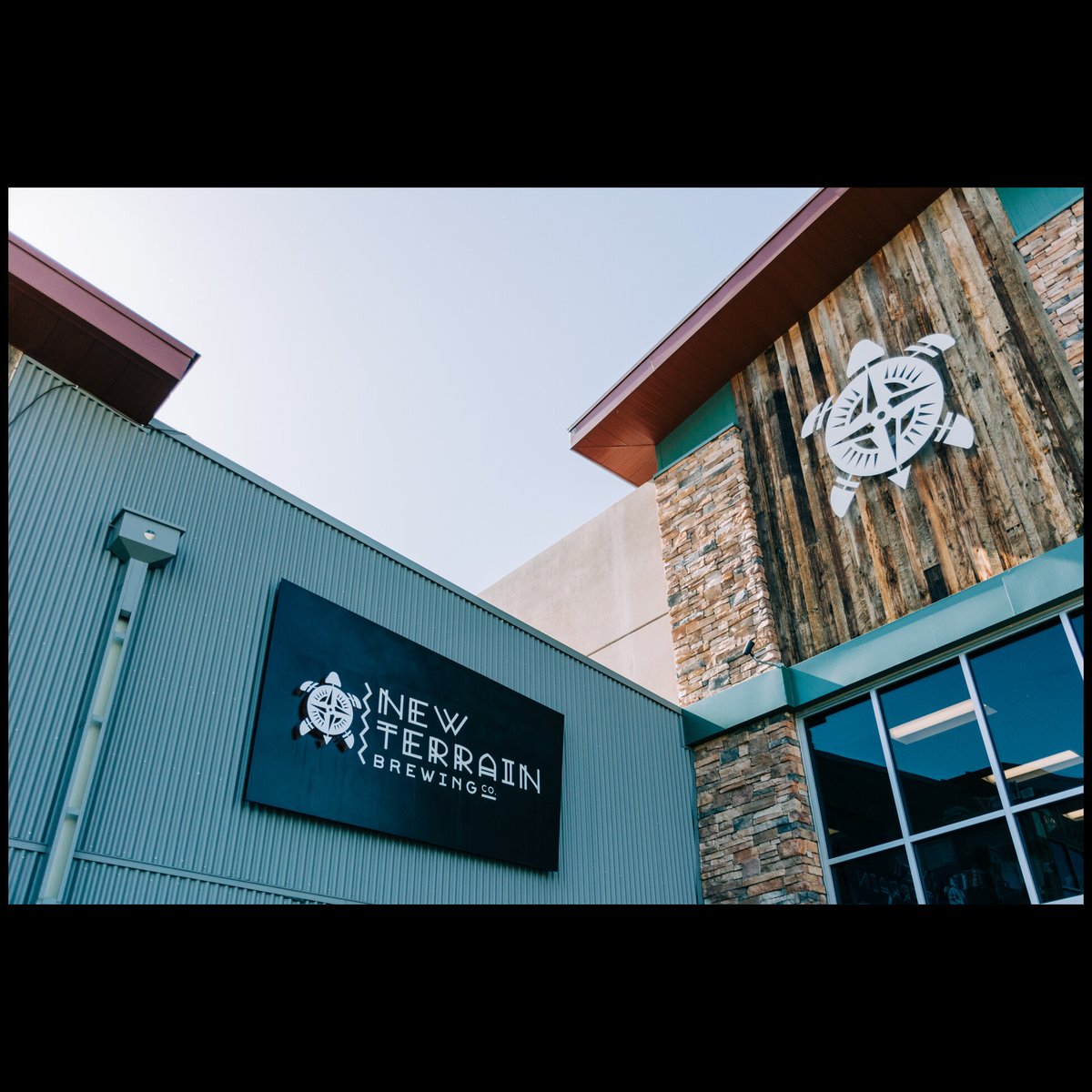 Prestige_CO's tweet photo. We are sending a big thank you to everyone who came out for our #PorscheMacan Launch Event last night. We had beautiful weather, delicious hors d'oeuvres from @RelishEventsDen, live bluegrass music from #PickAndHowl, and incredible craft beers from #NewTerrainBrewing. https://t.co/EX4Dm6xlYF