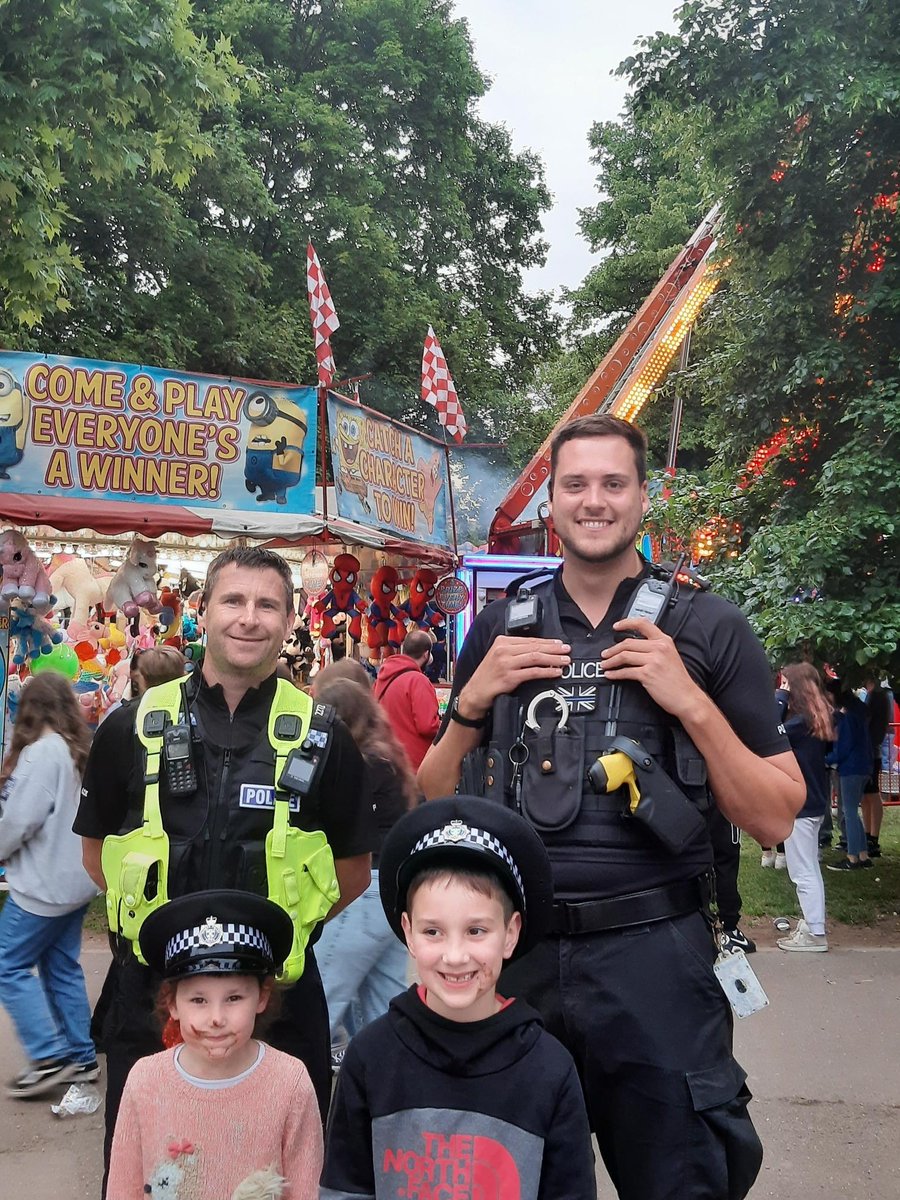 TVP_Wycombe's tweet photo. Marlow &amp; Wycombe NHPTs enjoyed a busy evening patrolling at the Marlow Regatta Charter Fair this evening. 

Looks like we might also have found ourselves 2 new young recruits for the future!! 👍🏻😁👮🏻‍♀️ 👮🏻 

#MarlowNHPT  #WycombeNHPT #C9776  #CommunityEngagement https://t.co/VEjvof6stZ