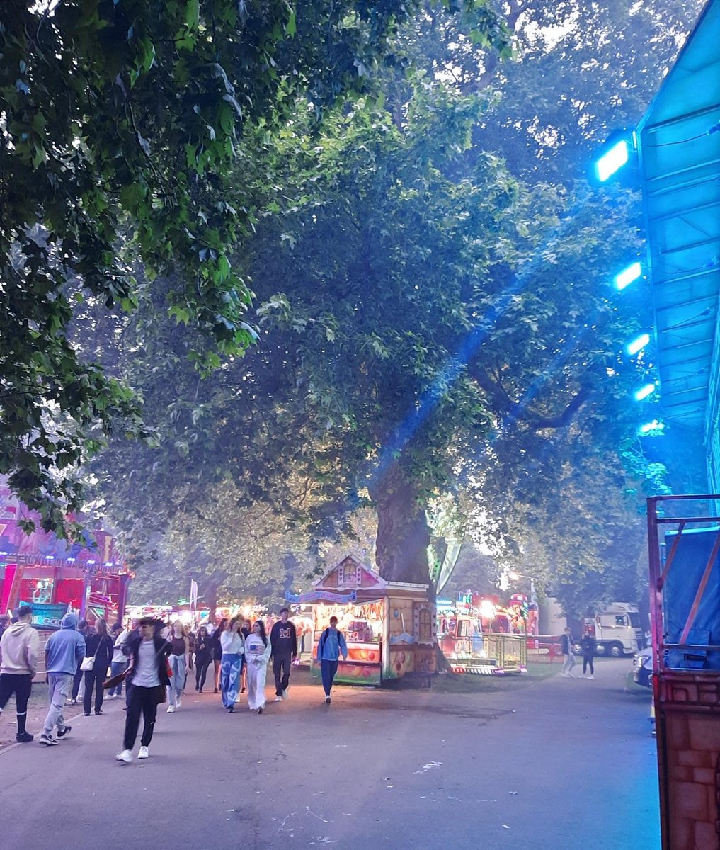 Marlow &amp; Wycombe NHPTs enjoyed a busy evening patrolling at the Marlow Regatta Charter Fair this evening. 

Looks like we might also have found ourselves 2 new young recruits for the future!! 👍🏻😁👮🏻‍♀️ 👮🏻 

#MarlowNHPT  #WycombeNHPT #C9776  #CommunityEngagement