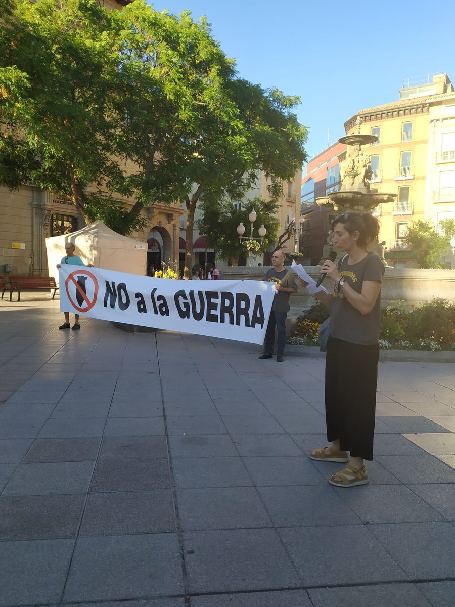 IU_Altoaragon's tweet photo. Otro jueves, convocadas por Bienvenidxs Refugiadxs, en Huesca hemos exigido ¡Regularización ya! para quienes malviven en España sin derechos por no tener papeles, vías seguras de llegada y asistencia real para las solicitantes de asilo y migrantes.
#GuerrasNO #OTANNo #BasesFuera https://t.co/peN4pMFNl8