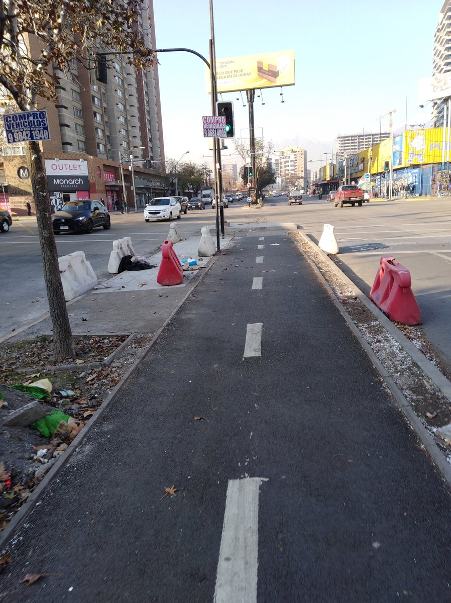 rolanalvarez's tweet image. #Precaucion #FinaldeCiclovia #MattaSur #Santiago así finaliza  #Ciclovía #Matta con #VicuñaMackenna no puedes seguir pedaleando hacia la otra comuna #Nuñoa. Hace falta trabajar en conexiones intercomunales para la #bici  @Muni_Stgo @IraciHassler @Orrego  @JuanCaMunozA @MuniNunoa