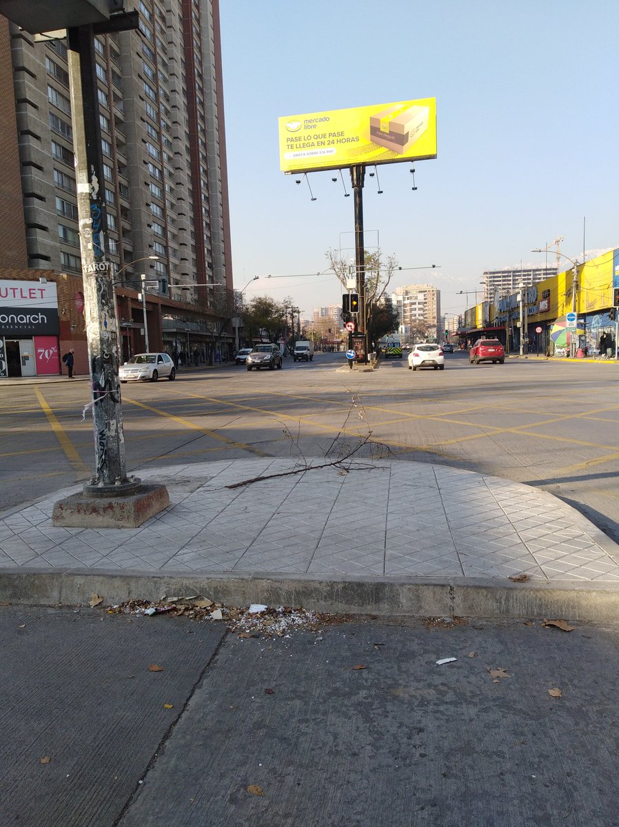 rolanalvarez's tweet image. #Precaucion #FinaldeCiclovia #MattaSur #Santiago así finaliza  #Ciclovía #Matta con #VicuñaMackenna no puedes seguir pedaleando hacia la otra comuna #Nuñoa. Hace falta trabajar en conexiones intercomunales para la #bici  @Muni_Stgo @IraciHassler @Orrego  @JuanCaMunozA @MuniNunoa
