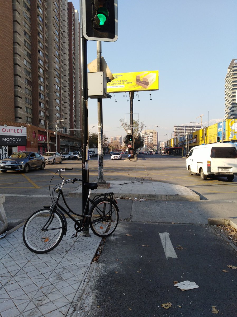 rolanalvarez's tweet image. #Precaucion #FinaldeCiclovia #MattaSur #Santiago así finaliza  #Ciclovía #Matta con #VicuñaMackenna no puedes seguir pedaleando hacia la otra comuna #Nuñoa. Hace falta trabajar en conexiones intercomunales para la #bici  @Muni_Stgo @IraciHassler @Orrego  @JuanCaMunozA @MuniNunoa