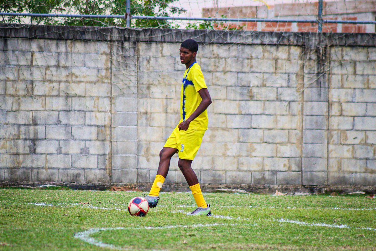 pretinho2806's tweet photo. Vou sorrir mesmo triste. Vou me levantar mesmo após cair. Sempre fui assim, feliz, persistente e acima de tudo forte. #osonhocontinua #féproscrias 🙇🏾‍♂️⚽❤️ https://t.co/7Tmj3yMGEY
