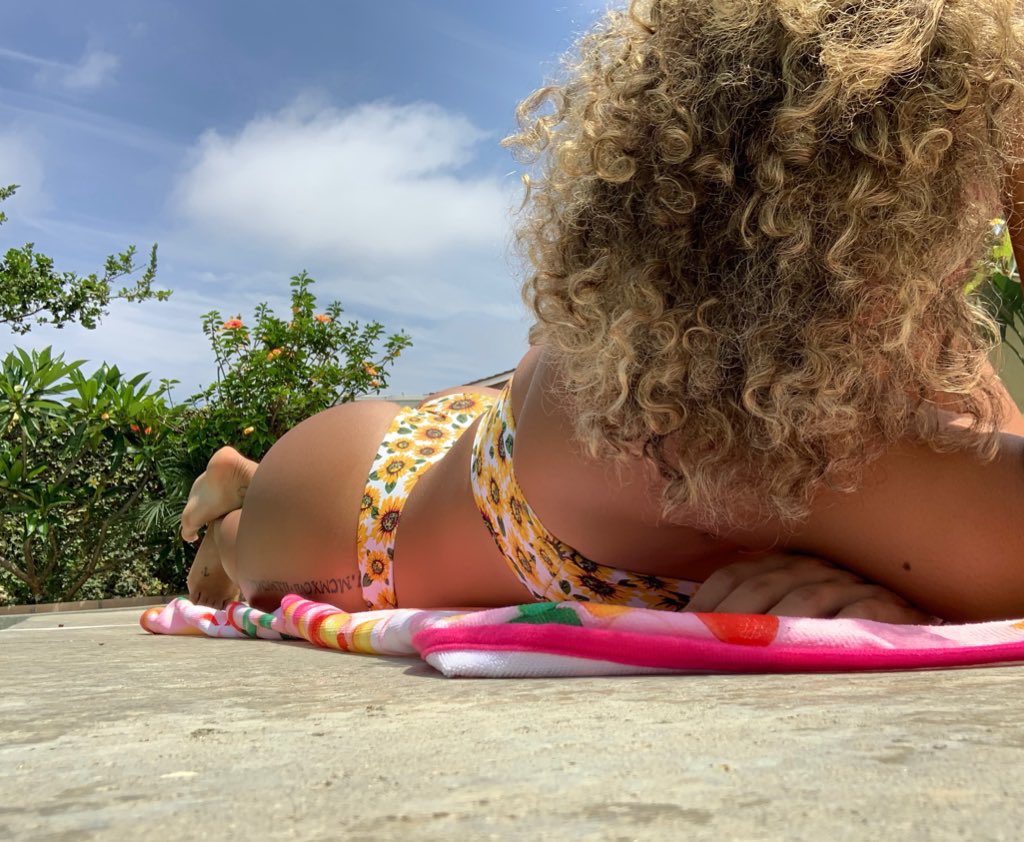 mixedmalattoto1's tweet photo. On a hot sunny day thinking about what feet content to make next.. #feetfinder #feetworship #feetfootish #feetcontent #footfinder #findom #footgoddess #sugardady #toesbeforehoes #paypig #prettyfeet https://t.co/VecMZDR4gz
