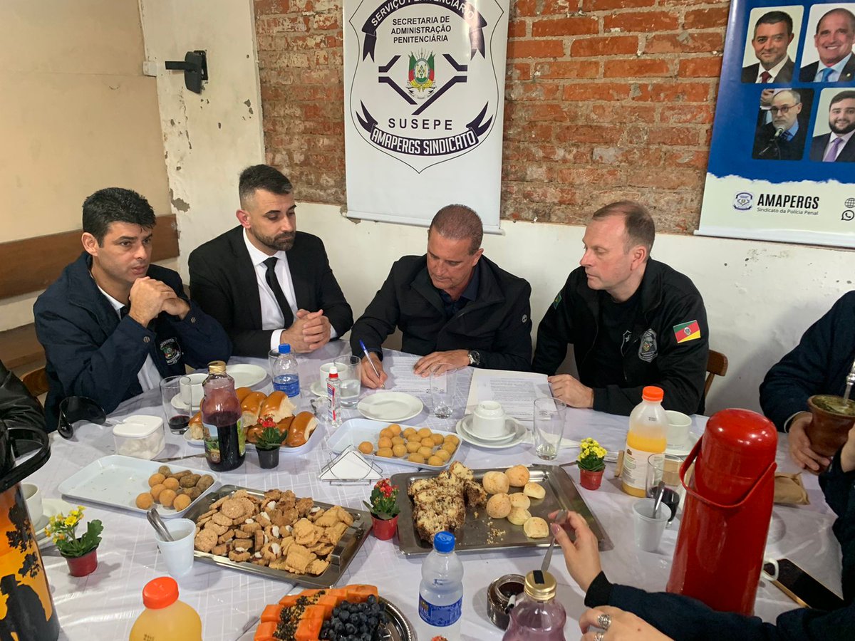 AMAPERGS's tweet photo. A Polícia Penal é uma só e precisa estar integrada. A afirmação é do pré-candidato ao Piratini, Onyx Lorenzoni (PL), que, em encontro com servidores penitenciários, se comprometeu em incluir todos os servidores penitenciários na Polícia Penal.
https://t.co/oxuyuFGntt https://t.co/lylKI3KZnI