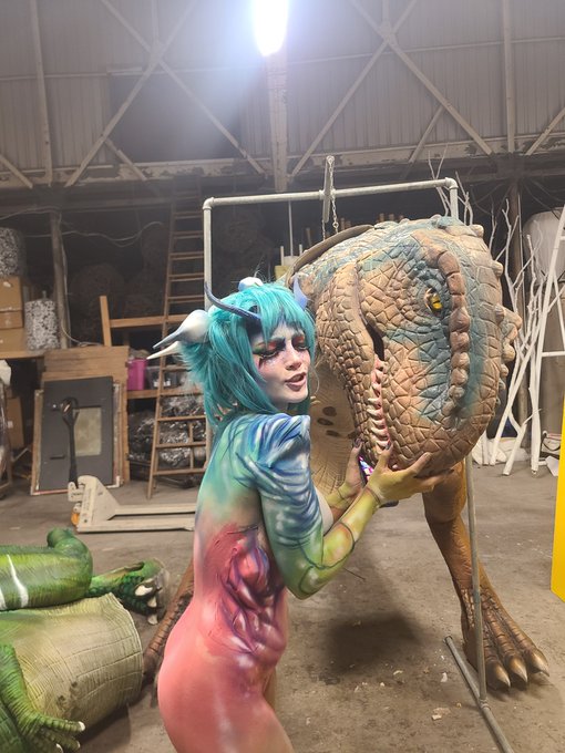 Who doesn't love Dinos! https://t.co/IwJYwmMAjT<a href="/tag/bodypaint"class="tags"><span>#bodypaint</span></a><a href="/tag/monstergirl"class="tags"><span>#monstergirl</span></a>