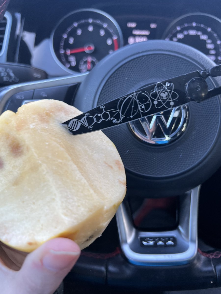 viuda_politica's tweet photo. En el taco… comiendo membrillo con sal jajajajaa a lo escolar (aunque en el colegio no se podia llevar una cortapluma🤣🤣🤣) #Deejo #Cortaplumas #francia https://t.co/xZrMwXAHsb