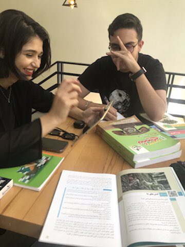kiana_mvr's tweet photo. برای درس خوندن باید دور تک تک میزا نشست😂
شایدم مثل سارینا خوابید:)) https://t.co/0QCaitfKke