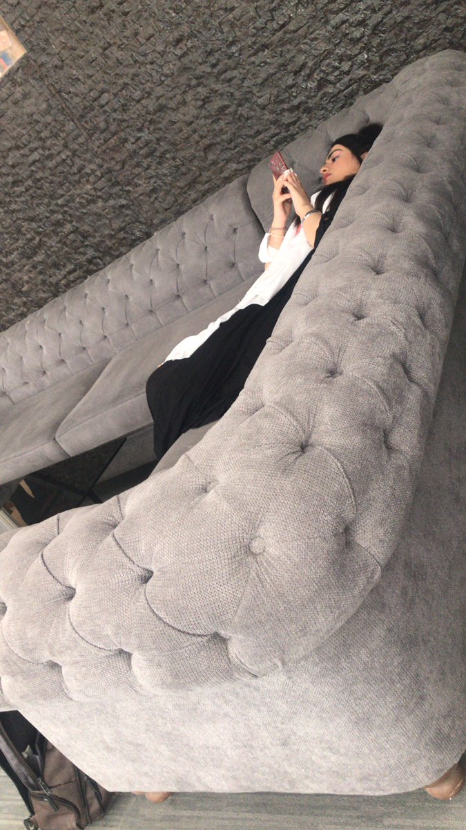 kiana_mvr's tweet photo. برای درس خوندن باید دور تک تک میزا نشست😂
شایدم مثل سارینا خوابید:)) https://t.co/0QCaitfKke