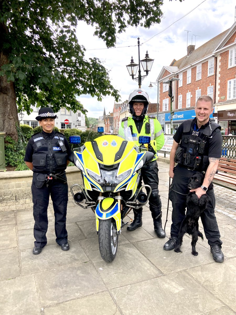 Our recruitment roadshow kicked off in #Horsham today. Talking about life as a response officer, detective and our specialisms with the help of <a href="/sspoldogsection/">Surrey & Sussex Dogs</a> @SussexRoadsPol 
#joinus #recruitment #policefamily <a href="/sussex_police/">Sussex Police</a> See you in Bognor tomorrow. 👋🏽