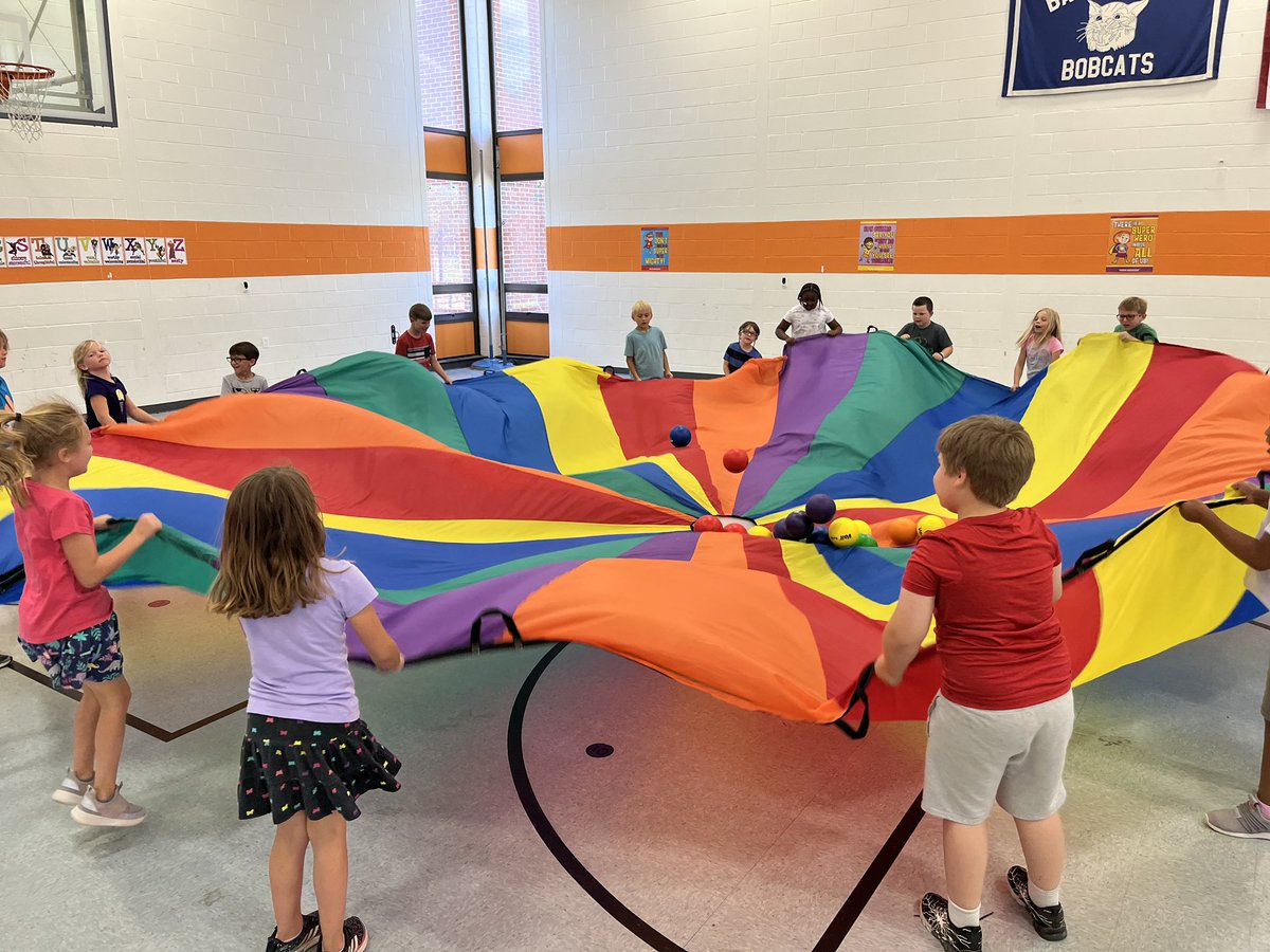 JHudnallPE's tweet photo. K-5 had a blast busting out the parachute on the last full week of school! We did the umbrella, nascar, switch, popcorn, volcano, jaws, & the mushroom 🪂🍿🦈🌋🍄 the kids LOVED it!! @HanoverSchools @BPESpossibilit1 #PhysEd #elementaryPE #parachute #physedfun https://t.co/u8WUkoAJQi