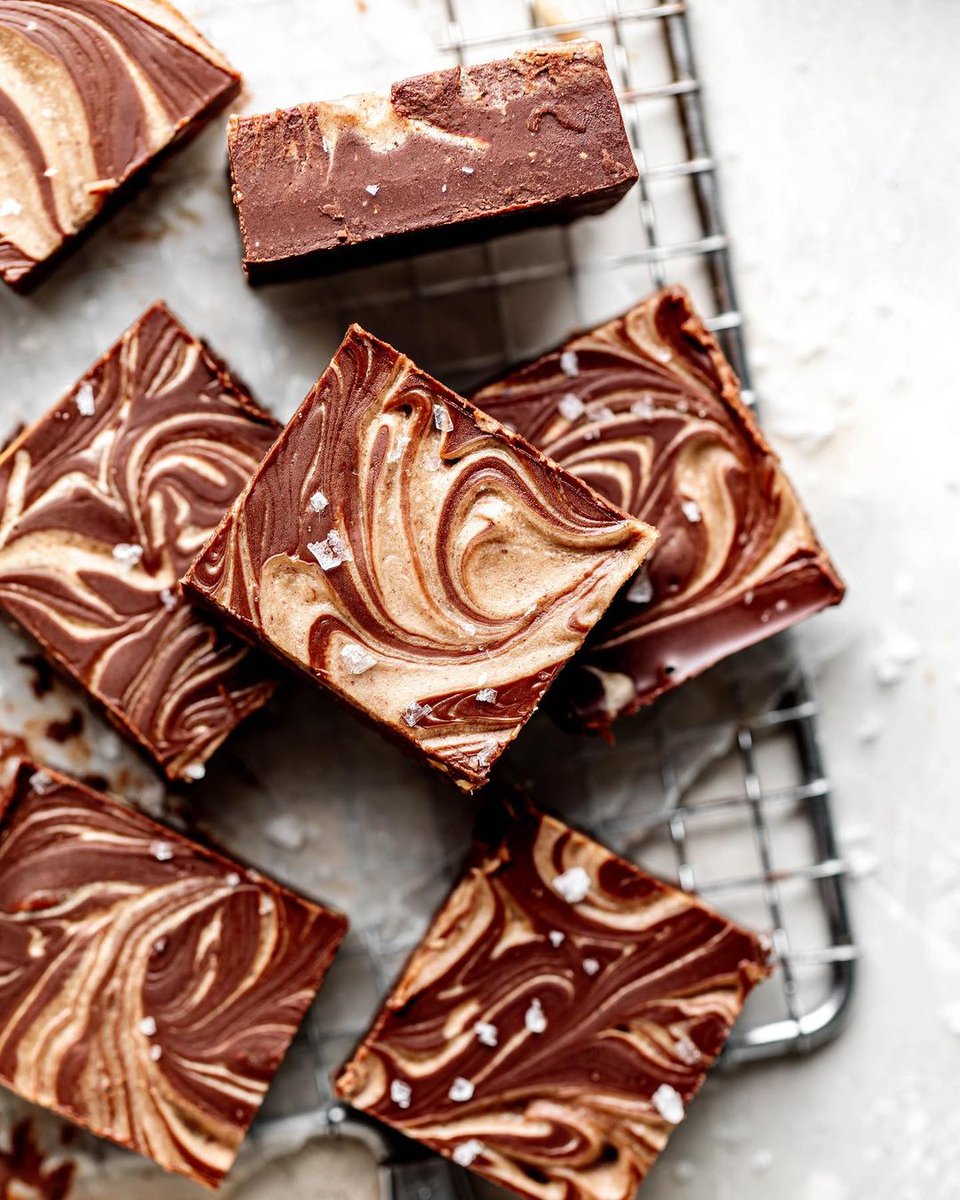 Prepared with only a few ingredients, this decadent fudge is super easy to make and the perfect treat to share with family and friends! 
Recipe delight.fuel - bit.ly/pralinefudge