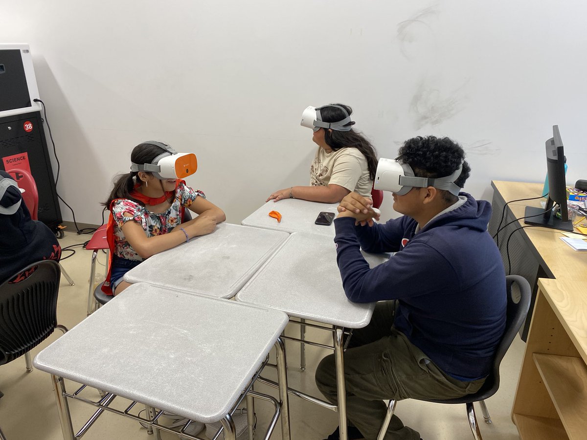 Had an awesome final day of taking the kids around the world with a little VR! Thank you <a href="/an_hurst/">Ashley Hurst</a> for sending them off with some good vibes! #powerintheweb