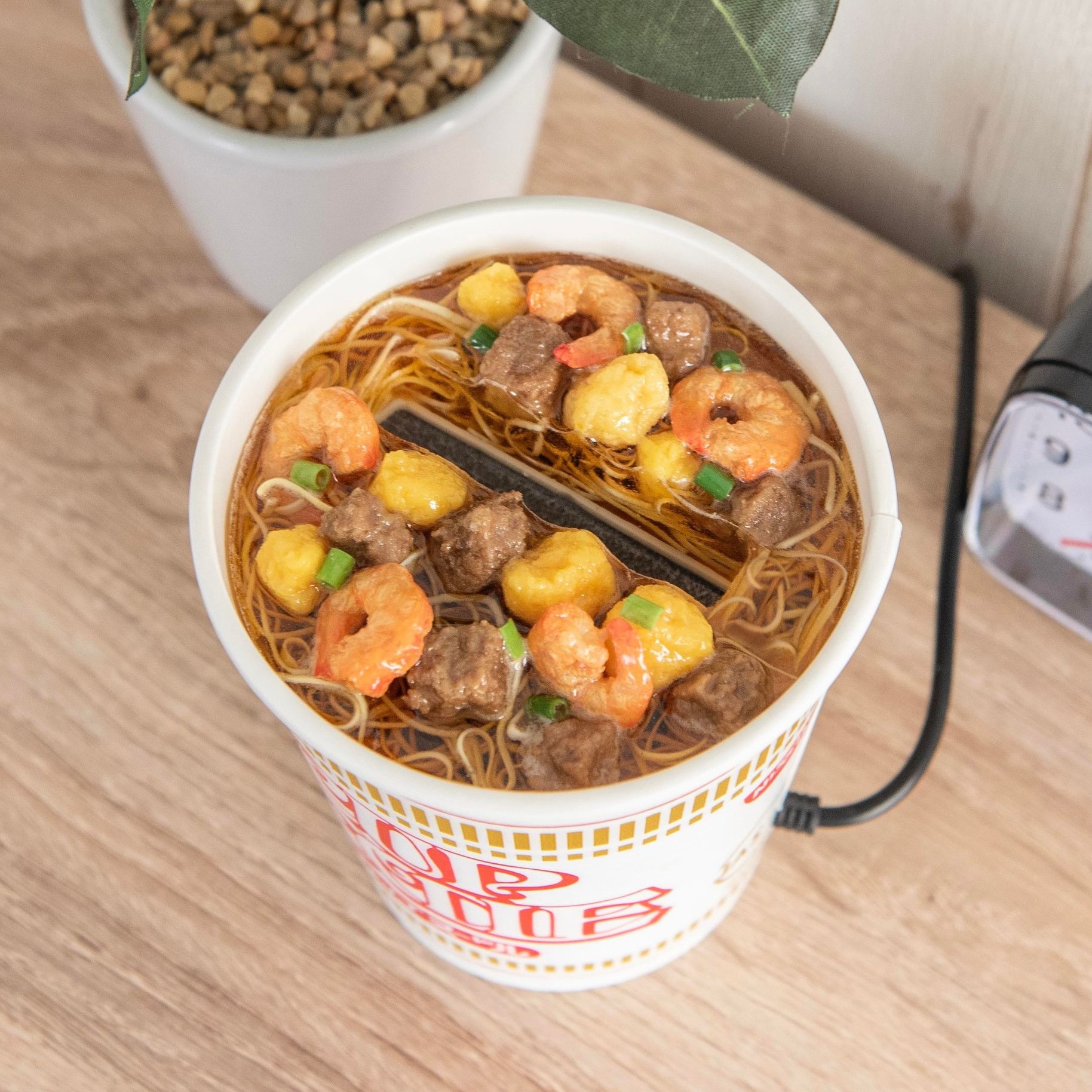 うわ なんでこうなってるの 脳がバグるカップヌードル充電器 話題の画像プラス