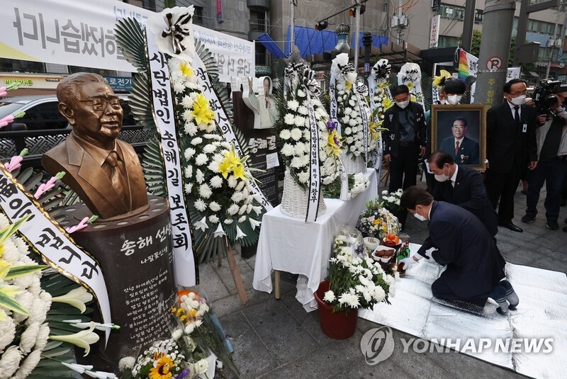kvibe_yonhap's tweet photo. Song Hae shouts 'National Singing Contest' for the last time in his funeral 🙏🙏
#Nationalsingingcontest #Songhae #restinpeace
https://t.co/r60v1cmqWb https://t.co/wiumPEodrx