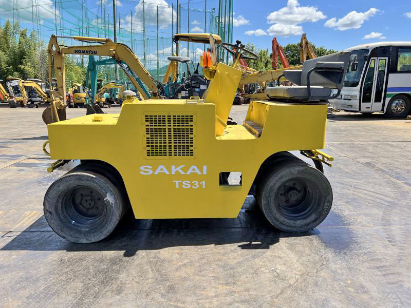 tokuworld7980's tweet photo. こんにちは！
愛知県春日井市の中古重機のメガディーラー
「トクワールド」です！

本日のご案内機械！[BRR056]
https://t.co/RvqAfnjakh
#3t #タイヤローラー #TS31 #酒井

#トクワールド #中古 #重機 #建機 #愛知県 #春日井市
#バックホー #重機買取 #ユンボ買取 #建機買取 #道路 #舗装 #道路機械 https://t.co/skUlHPadGG