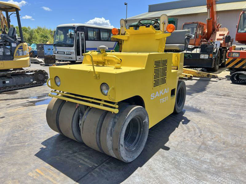 tokuworld7980's tweet photo. こんにちは！
愛知県春日井市の中古重機のメガディーラー
「トクワールド」です！

本日のご案内機械！[BRR056]
https://t.co/RvqAfnjakh
#3t #タイヤローラー #TS31 #酒井

#トクワールド #中古 #重機 #建機 #愛知県 #春日井市
#バックホー #重機買取 #ユンボ買取 #建機買取 #道路 #舗装 #道路機械 https://t.co/skUlHPadGG