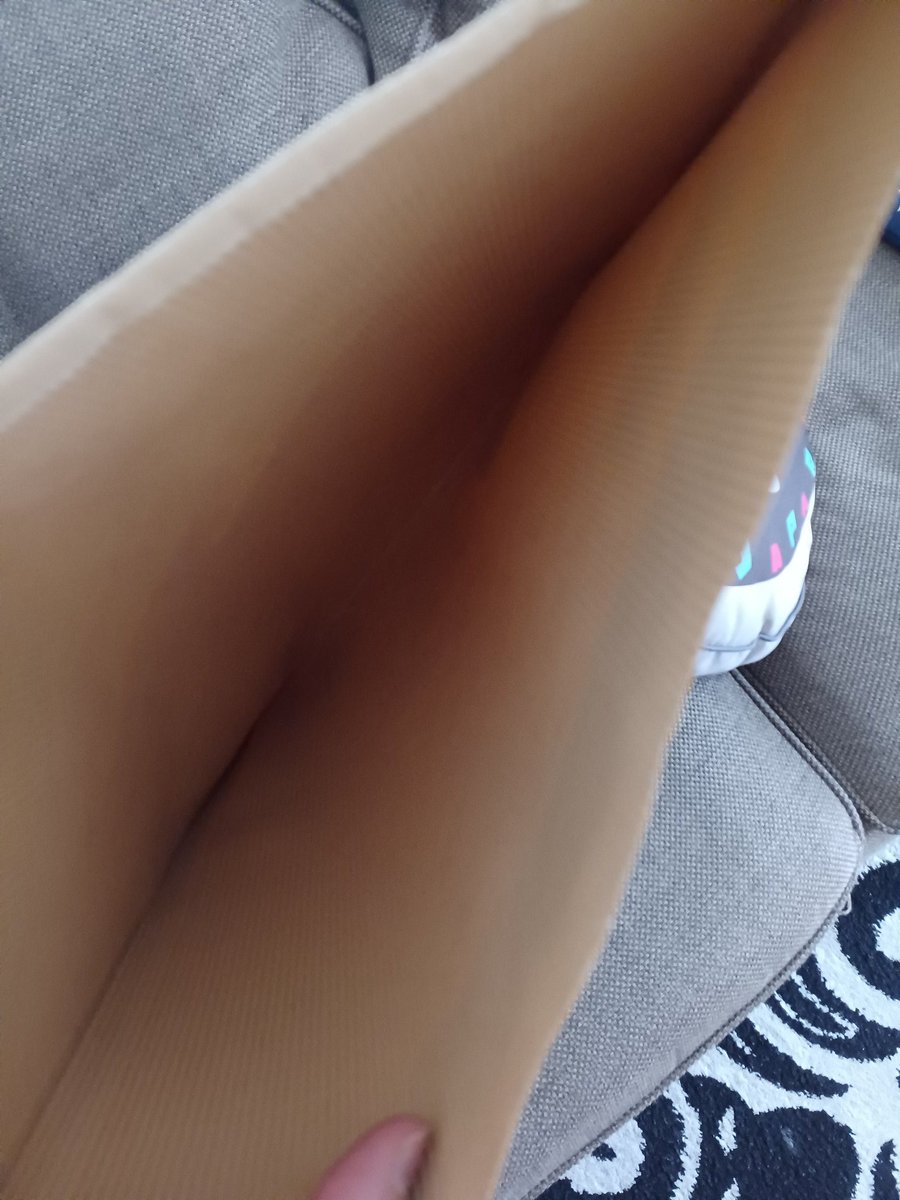 Amazonから大きい封筒が印鑑必要な宅配で届いて、息子の散髪用のケープ頼んでたので、ずいぶんペラペラだなーと思いながら開けたら空……。でも、現物は、今電話確認したら後10日くらいかかるって言うから、中身抜かれたわけでもなくて……じゃあこれ、何が届いたんだろう？？？(ﾟAﾟ;)