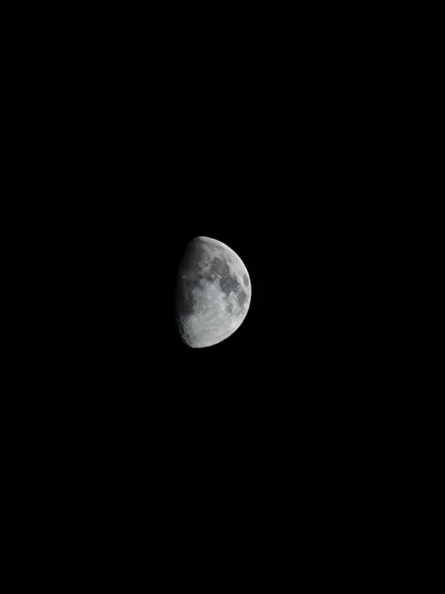 lotus_i52's tweet photo. 久しぶりの月写真🌗📷
スマホ手持ちで簡単にここまで撮れます！😀

https://t.co/spTbtLe0xM

#galaxy #s21 #galaxys21 #galaxys21ultra #ドコモ #docomo #sc52b https://t.co/iQ9HywVIml