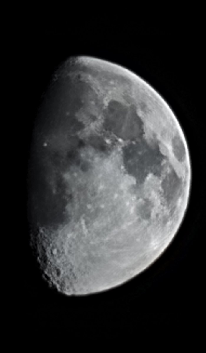 lotus_i52's tweet photo. 久しぶりの月写真🌗📷
スマホ手持ちで簡単にここまで撮れます！😀

https://t.co/spTbtLe0xM

#galaxy #s21 #galaxys21 #galaxys21ultra #ドコモ #docomo #sc52b https://t.co/iQ9HywVIml