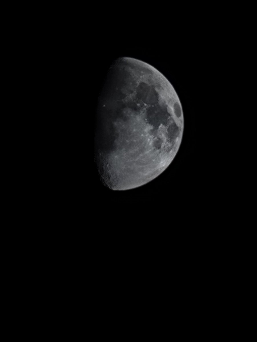 lotus_i52's tweet photo. 久しぶりの月写真🌗📷
スマホ手持ちで簡単にここまで撮れます！😀

https://t.co/spTbtLe0xM

#galaxy #s21 #galaxys21 #galaxys21ultra #ドコモ #docomo #sc52b https://t.co/iQ9HywVIml