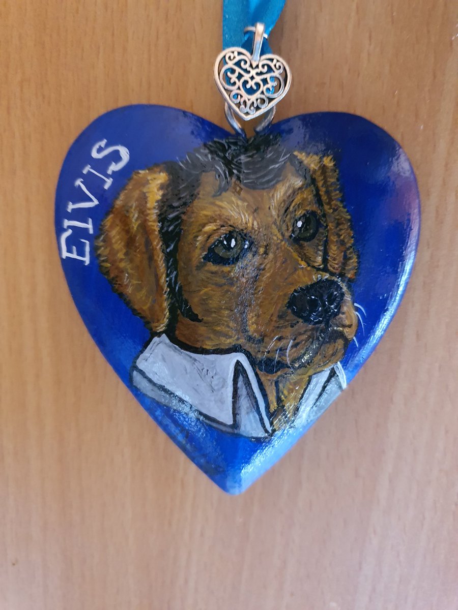 This was a present for my birthday. They know I love Elvis and of course my dog Roxy. So they asked an artist friend to paint an Elvis/Roxy heart. I love it😍its quirky and beautiful. 💝❤️💝❤️💝❤️💝❤️💝