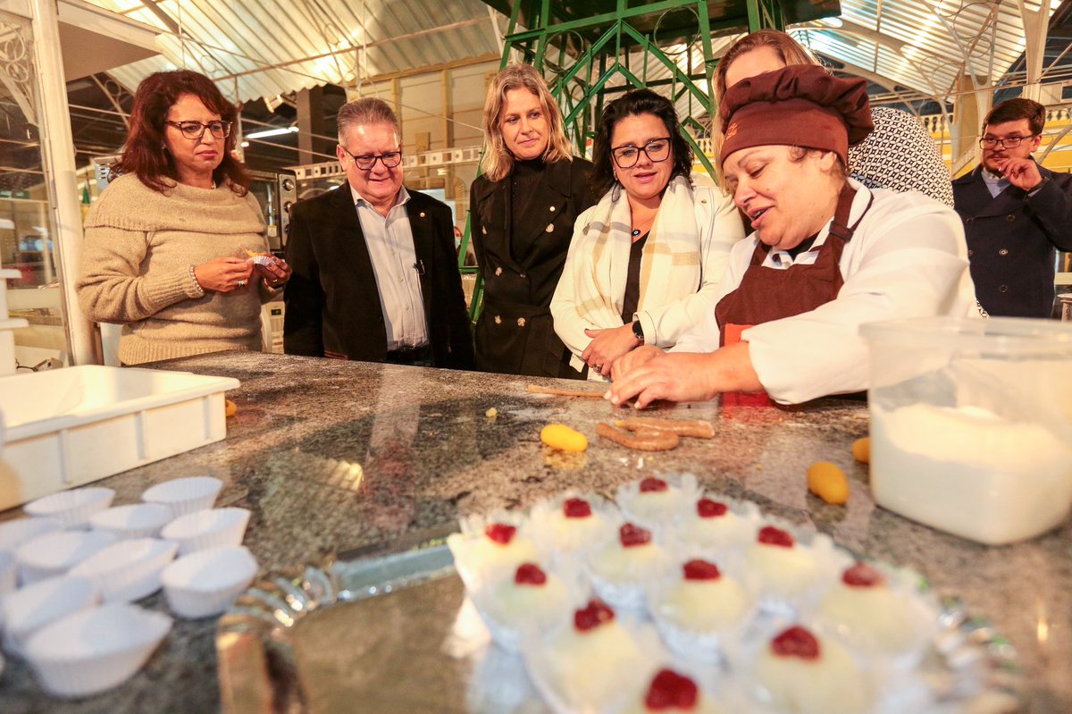 DelegadoRanolfo's tweet photo. Que doce reencontro em Pelotas. Depois de dois anos, a @fenadoce foi retomada. Para marcar a visita, instalamos a sede do governo do Estado na feira, dentro do projeto Avançar pelo Rio Grande – O Governo na Comunidade. https://t.co/DaPLZKZiYL