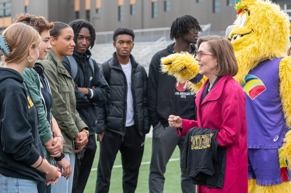 PPSConnect's tweet image. Today, Governor Brown visited @Riderconnection to talk with student athletes and faculty about the World Athletics Championships Oregon22. She was joined by a representative from Oregon22, as well as their mascot, Legend.

Here is an album of this visit: tinyurl.com/Governorvisits…