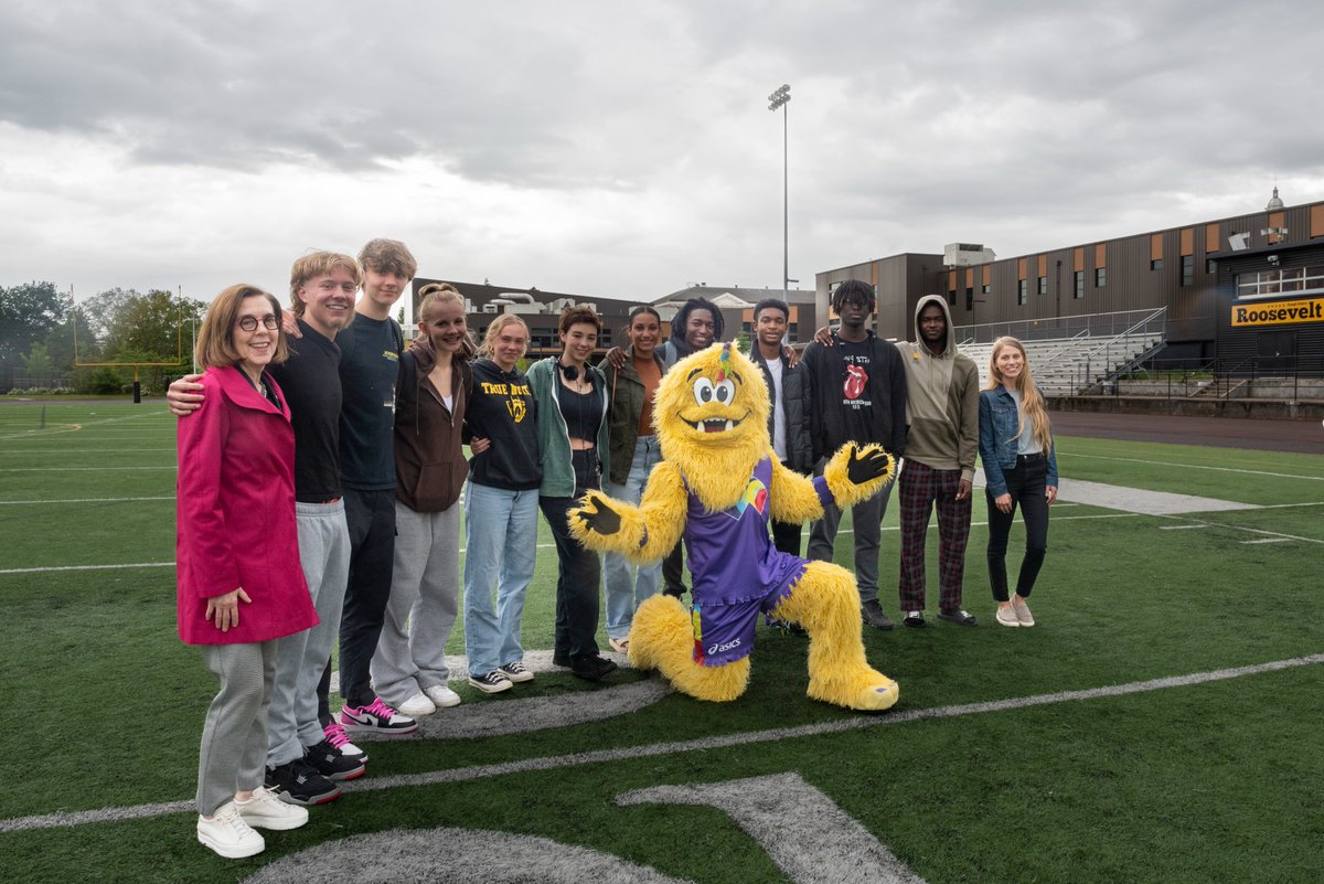 PPSConnect's tweet image. Today, Governor Brown visited @Riderconnection to talk with student athletes and faculty about the World Athletics Championships Oregon22. She was joined by a representative from Oregon22, as well as their mascot, Legend.

Here is an album of this visit: tinyurl.com/Governorvisits…