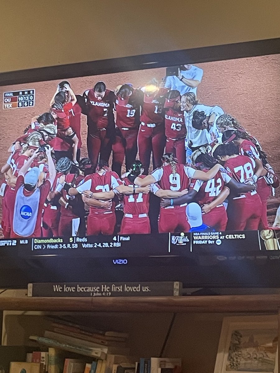 So cool watching ⁦@OU_Softball⁩ giving God the glory after Winning a Natty! #GodGetsTheGlory