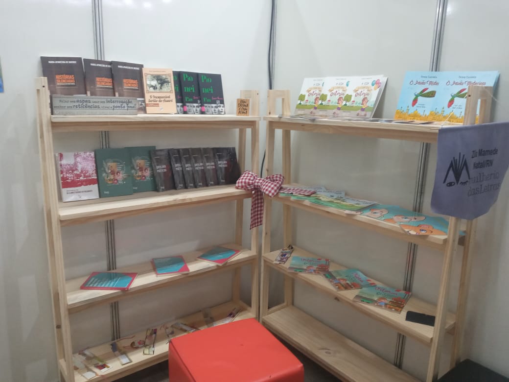 canto_dali's tweet photo. TÁ POR DENTRO DO QUE ROLOU ONTEM? 🤔

Algumas fotos da apresentação de ontem, na 5ª Feira de Livros da Livraria Cooperativa Cultural, no Centro de Convivência da UFRN.

Estava lá a convite das queridas manas do Mulherio das Letras Zila Mamede, coletivo maravilhoso que participo. https://t.co/T3typG27lG