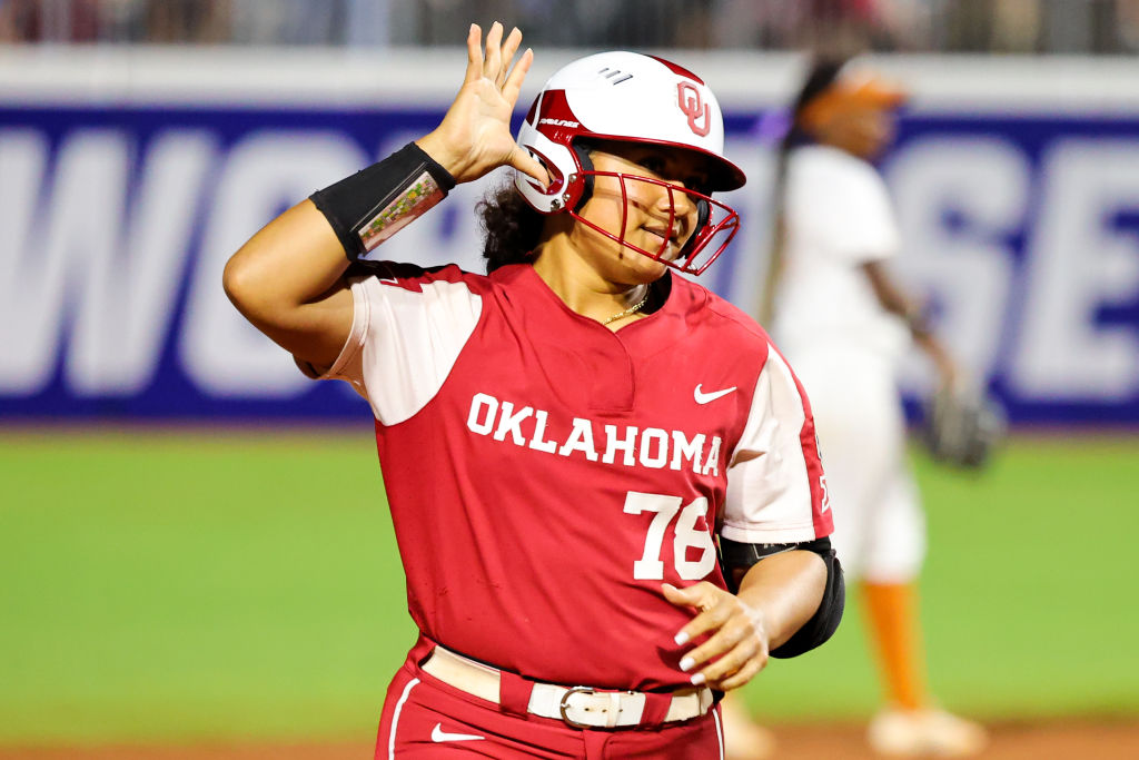 ESPNInsights's tweet photo. Jocelyn Alo's last 9 plate appearances for @OU_Softball 

- Double 
- 3-run HR 
- Single 
- Grand Slam HR 
- 2-run HR 
- Double 
- HBP
- Solo HR
- BB

With a win tonight, the Sooners will clinch their 2nd straight national title https://t.co/XFC2I60Efz