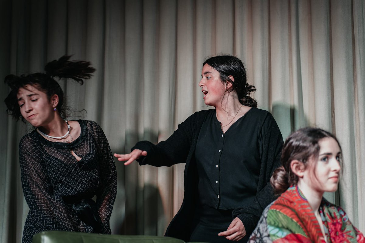 El miércoles en las #XXVIIIJornadasdeTeatro, el grupo de la ESO nos hizo reír mucho con 'El cianuro... ¿solo o con leche?' <a href="/AlbatrosTeatro/">Teatro Albatros</a>