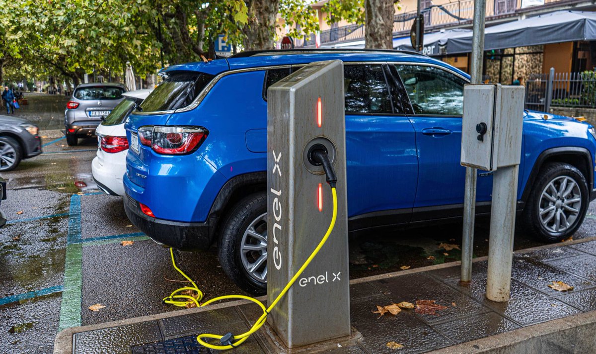 Smarter_Futures's tweet photo. The European parliament has voted to end the sale of petrol and diesel cars by 2035.
https://t.co/DjJEXH0T1m https://t.co/Cb2Aivmcmn
