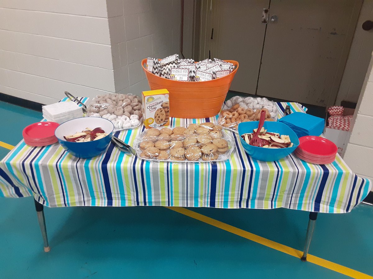 mrsbowesteaches's tweet photo. Sending a big shout out to all our grown ups who came to celebrate Donuts with Grown Ups. We can't thank you enough for helping us grow. #celebration #thankful #donuts #lemonade #songsandpoems #thanksforpoppingby https://t.co/EuYJA2ObfY