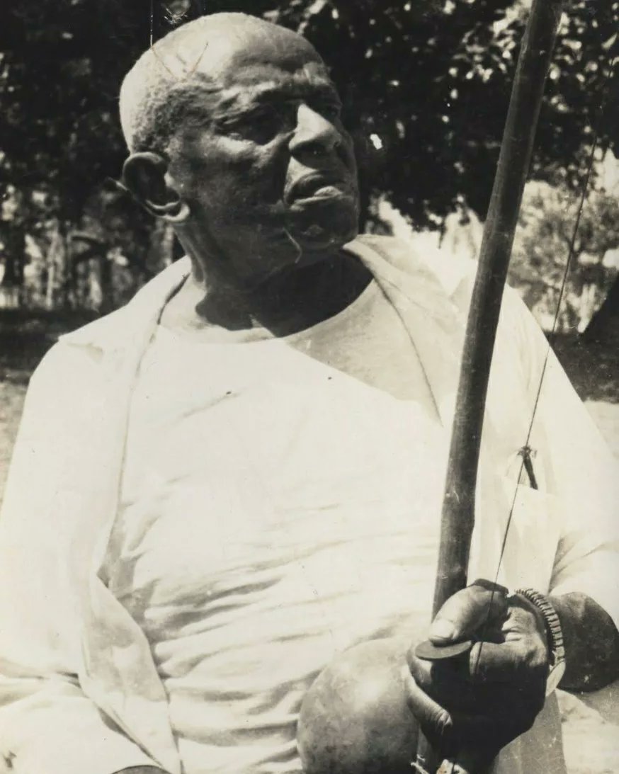 Graboisorg's tweet photo. "A capoeira é o único esporte verdadeiramente brasileiro”, declarou Getúlio Vargas ao ver a demonstração de capoeira de Mestre Bimba. Em 1937, Manoel dos Reis Machado, o Mestre Bimba, abriu a primeira escola de capoeira legalmente registrada no Brasil, em Salvador. https://t.co/wqPNx8utUe