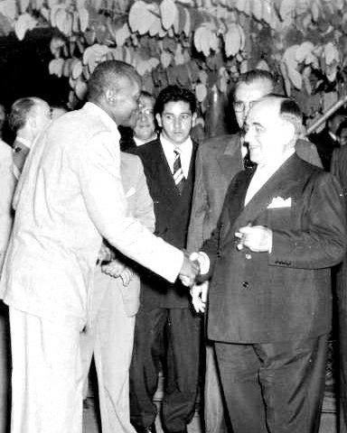 Graboisorg's tweet photo. "A capoeira é o único esporte verdadeiramente brasileiro”, declarou Getúlio Vargas ao ver a demonstração de capoeira de Mestre Bimba. Em 1937, Manoel dos Reis Machado, o Mestre Bimba, abriu a primeira escola de capoeira legalmente registrada no Brasil, em Salvador. https://t.co/wqPNx8utUe