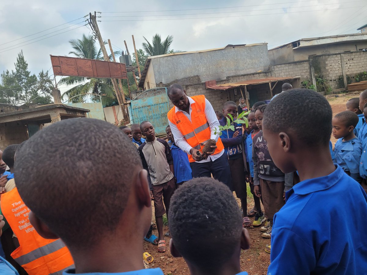 SundayGeofrey5's tweet photo. Sowing seed of hope in the younger generation. @SSuhucam engagement with pupils and staff of Institut Bilingue Mbougang Pascal with resources from @GlobalLF @CIFOR . 5 fruit trees planted.
#ThinkLandscapes
#GLFAfrica
#GLFChapters
@GLFChapters @AfricaCRP https://t.co/ZtZUqzkEaw