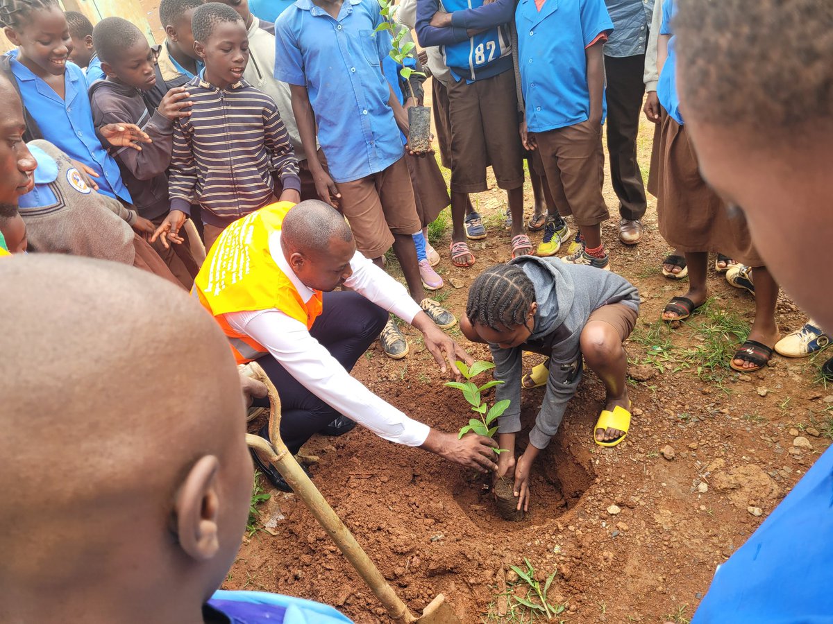 SundayGeofrey5's tweet photo. Sowing seed of hope in the younger generation. @SSuhucam engagement with pupils and staff of Institut Bilingue Mbougang Pascal with resources from @GlobalLF @CIFOR . 5 fruit trees planted.
#ThinkLandscapes
#GLFAfrica
#GLFChapters
@GLFChapters @AfricaCRP https://t.co/ZtZUqzkEaw