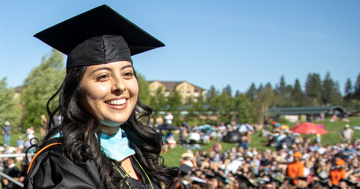 OSUcascades's tweet photo. On Sunday, nearly 300 #BendBeav graduates will receive their @OregonState degrees, then embark on careers or head to graduate school, ready and able to make the world a better place. Learn more about these grads: https://t.co/g3ygxac3BP https://t.co/80HGMc1FAp