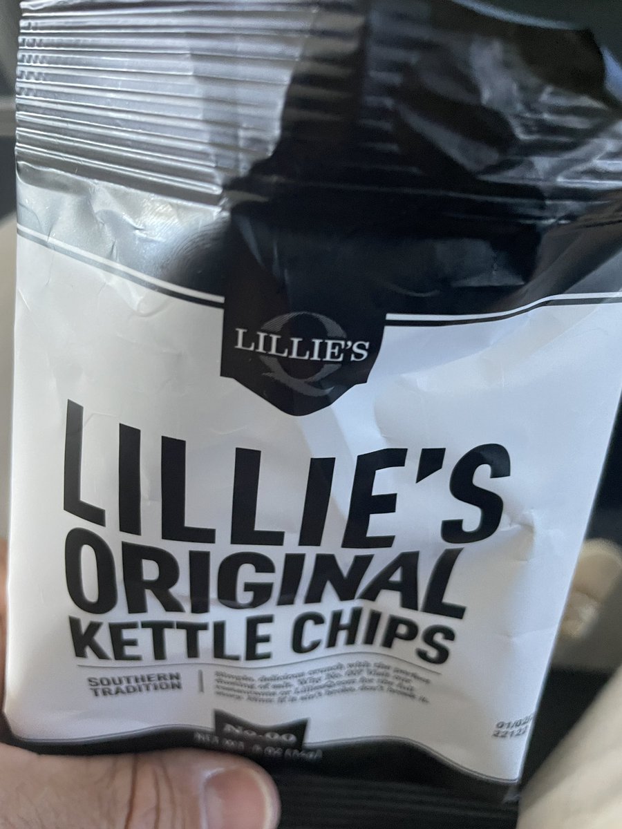 jeffowen1's tweet photo. @LilliesQChicago @AmericanAir Someone must be eating these on the production line! 3 bags all the same quantity. #timesaretough https://t.co/UuBPVwYzUe