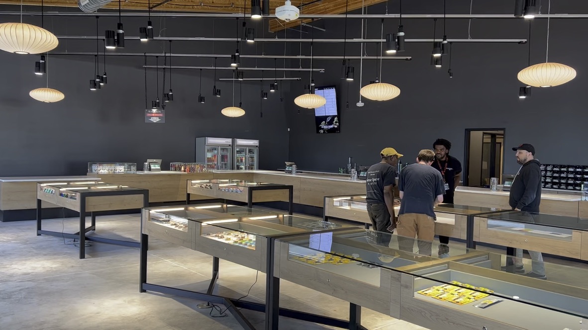 KaleafaCo's tweet photo. DES MOINES NOW OPEN! Our biggest store ever is open and excited to meet you. Stop in and see our store opening specials — Link in bio!

⭐️Low Prices
⭐️Broad Selection
⭐️Family Values https://t.co/zmWxx762s2