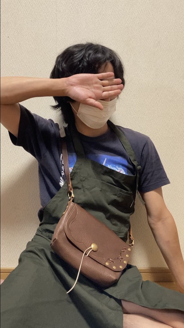 RandleDona8969's tweet photo. レザーが好きになったきっかけは、ガシガシとワイルドに作った雰囲気のショルダーバッグでした。
そんなガシガシワイルドのイメージで、今の自分が作って出来たのがこのショルダーバッグです✨

初期衝動フェスに参加してくれてる皆様、超感謝です！
ありがとー🙏🌈

#初期衝動フェス https://t.co/ivPfrKN3Ms